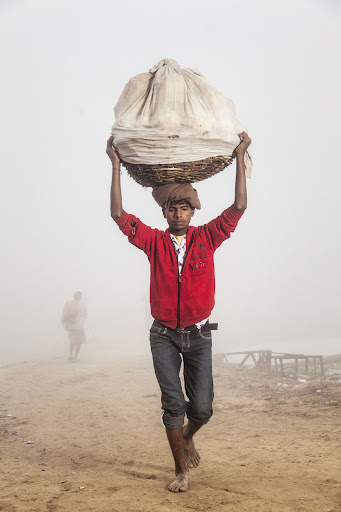 Men carrying vegetables; at the Yamuna River, Uttar Pradesh #2/8